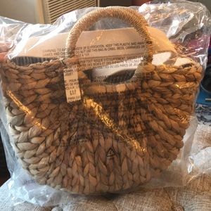 Gap NWT woven straw crossbody bag